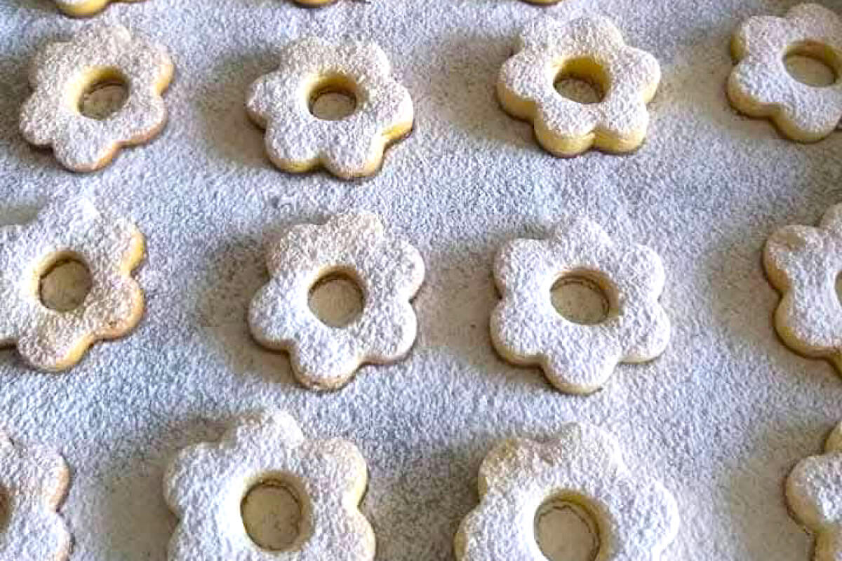 Biscotti bianchi come la neve: come ottenere canestrelli da pasticceria (con il trucco della frolla fredda)