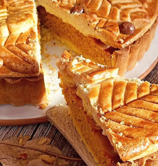 Crostata di zucca con foglie croccanti
