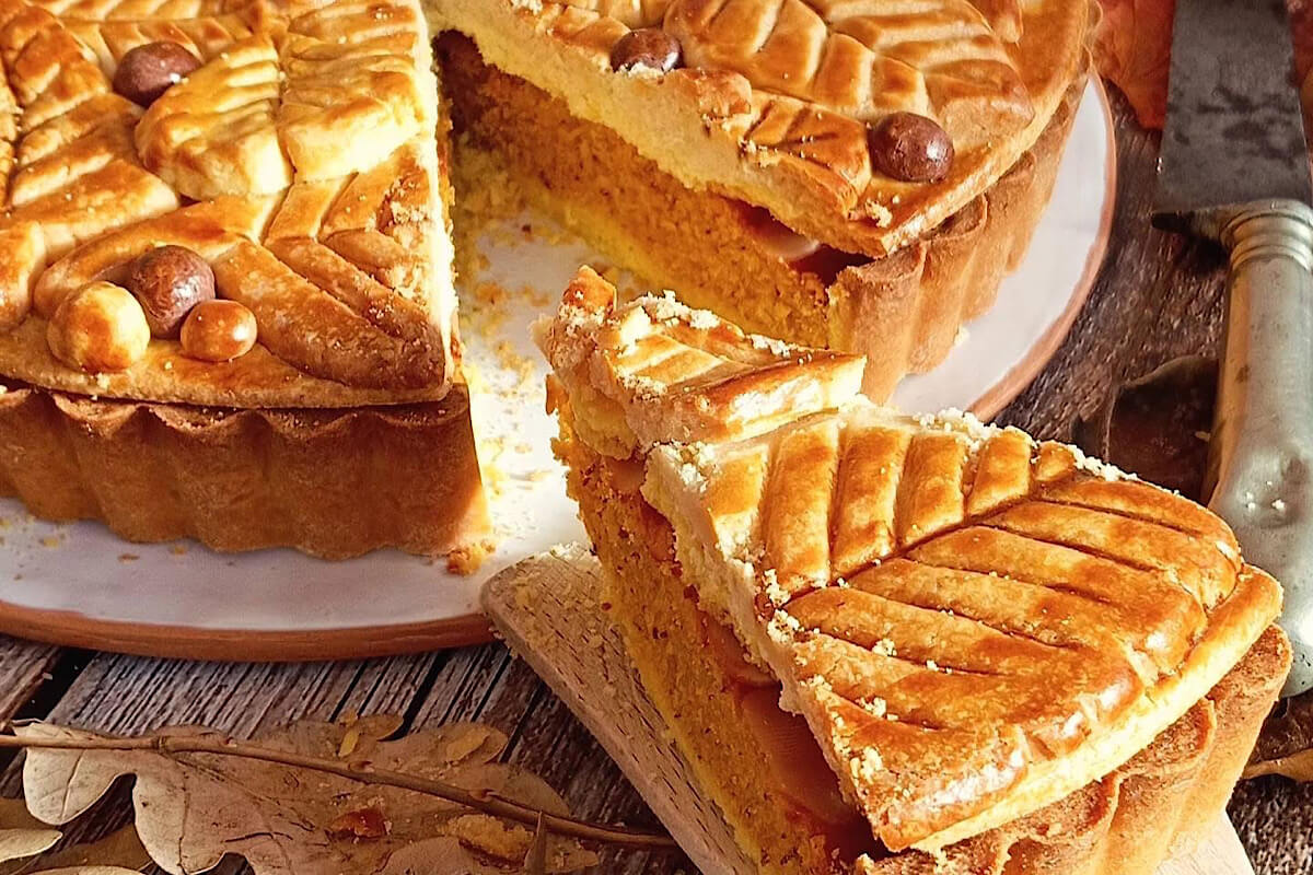Se non fai questa crostata con le foglie di frolla, ti perdi il meglio dell’autunno (il ripieno è golosissimo)!