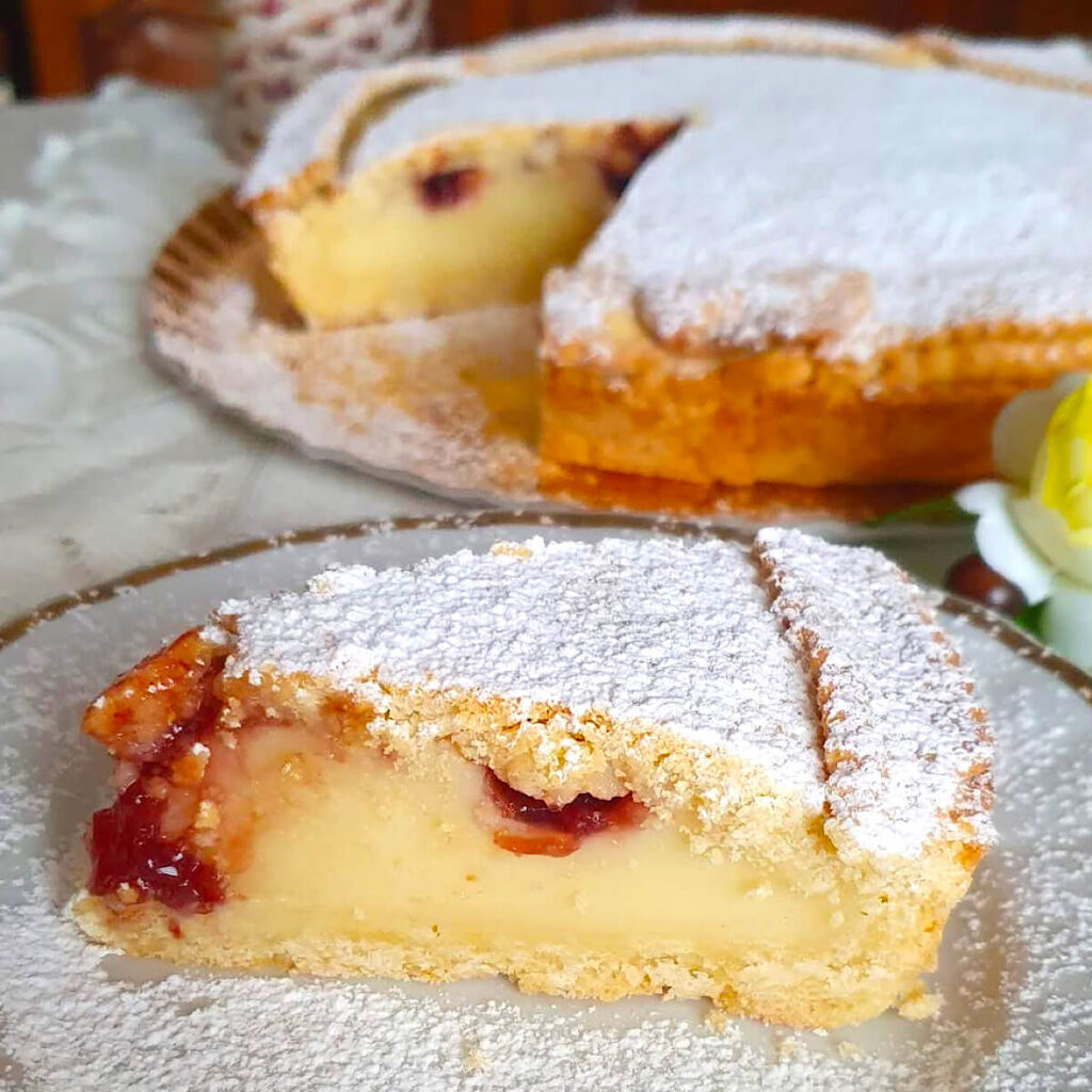 Frolla farcita con crema pasticcera e marmellata di amarene