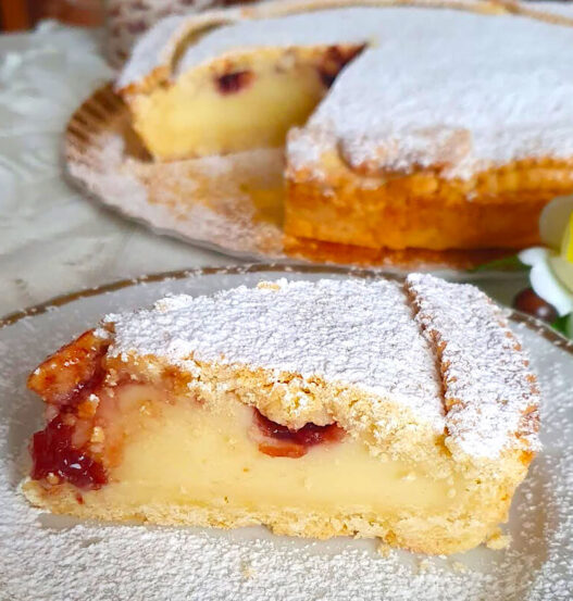 Frolla farcita con crema pasticcera e marmellata di amarene
