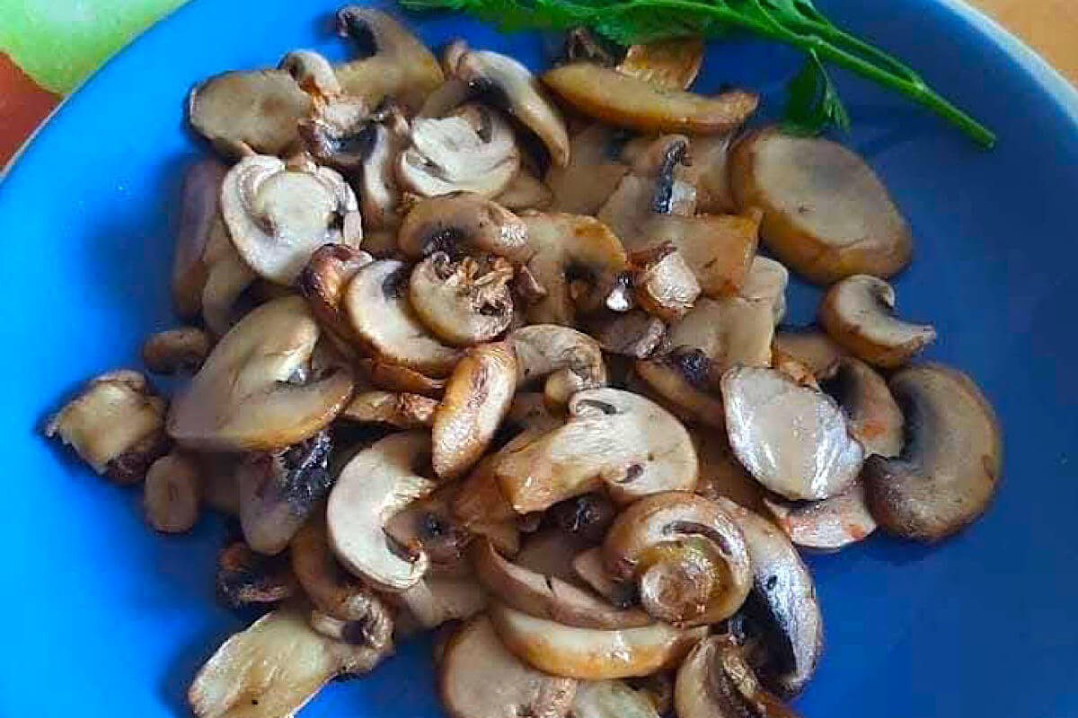Stop agli schizzi d’olio: prova i funghi “finti fritti” pronti in 15 minuti con la friggitrice ad aria