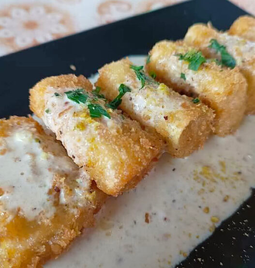 Paccheri fritti con salmone su crema di pistacchio