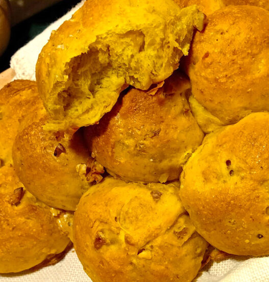 Rosette di pane con zucca e noci