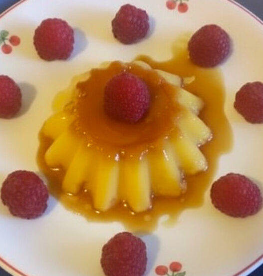 Crème caramel con lamponi