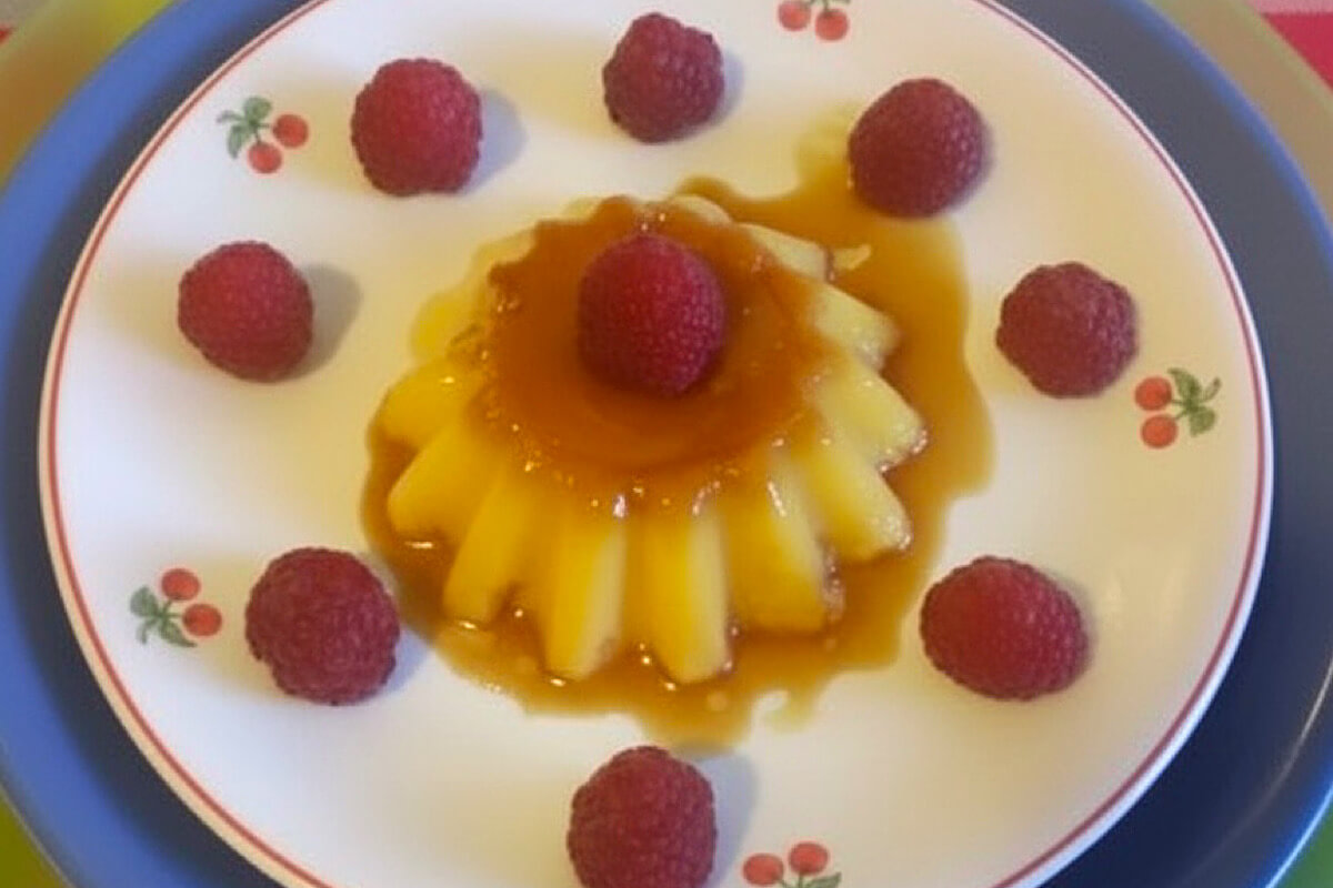 Crème caramel e lamponi: l’incontro perfetto tra dolcezza e freschezza