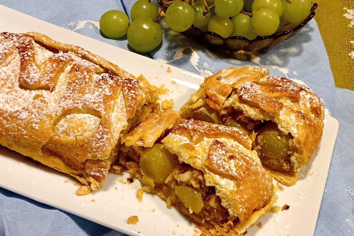 Il segreto dello strudel perfetto? Non sono le mele. (La versione con uva e noci che devi provare)
