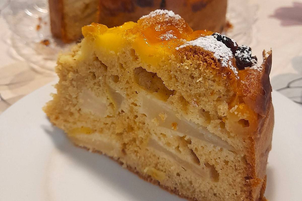 La torta di mele si arricchisce di crema e uva passa, un grande classico rivisitato
