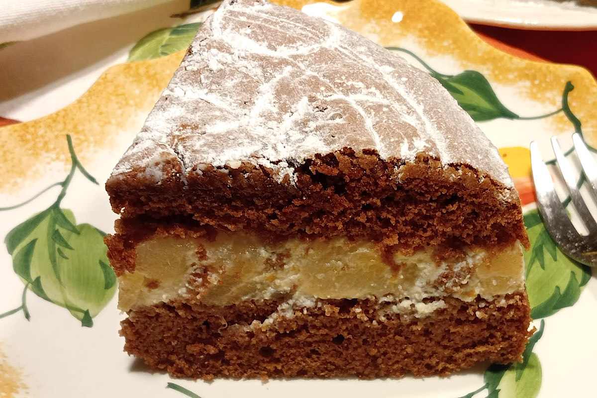 La torta con farcitura di pere e ricotta nasconde un segreto croccante che piacerà proprio a tutti
