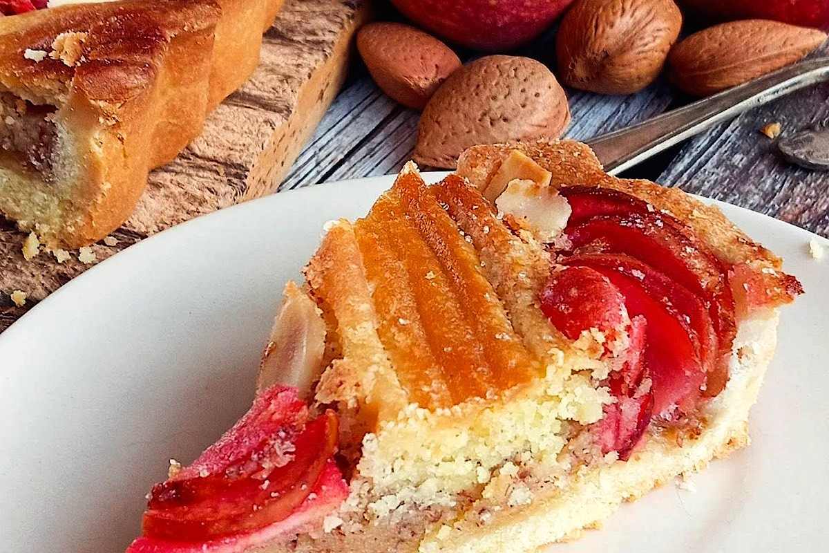Quando la crostata si fa chic: crema frangipane e mele all’Alchermes