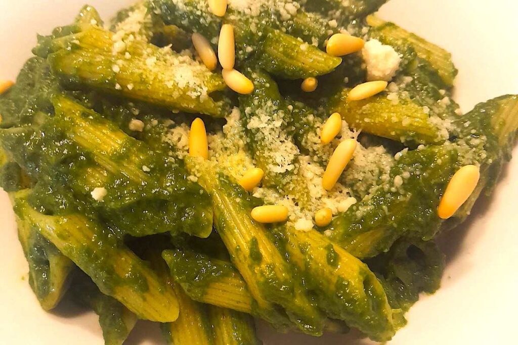 pasta penne con sugo verde e pinoli
