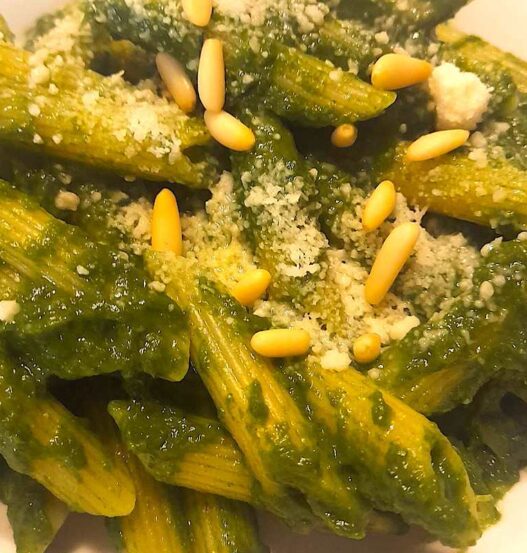 pasta penne con sugo verde e pinoli