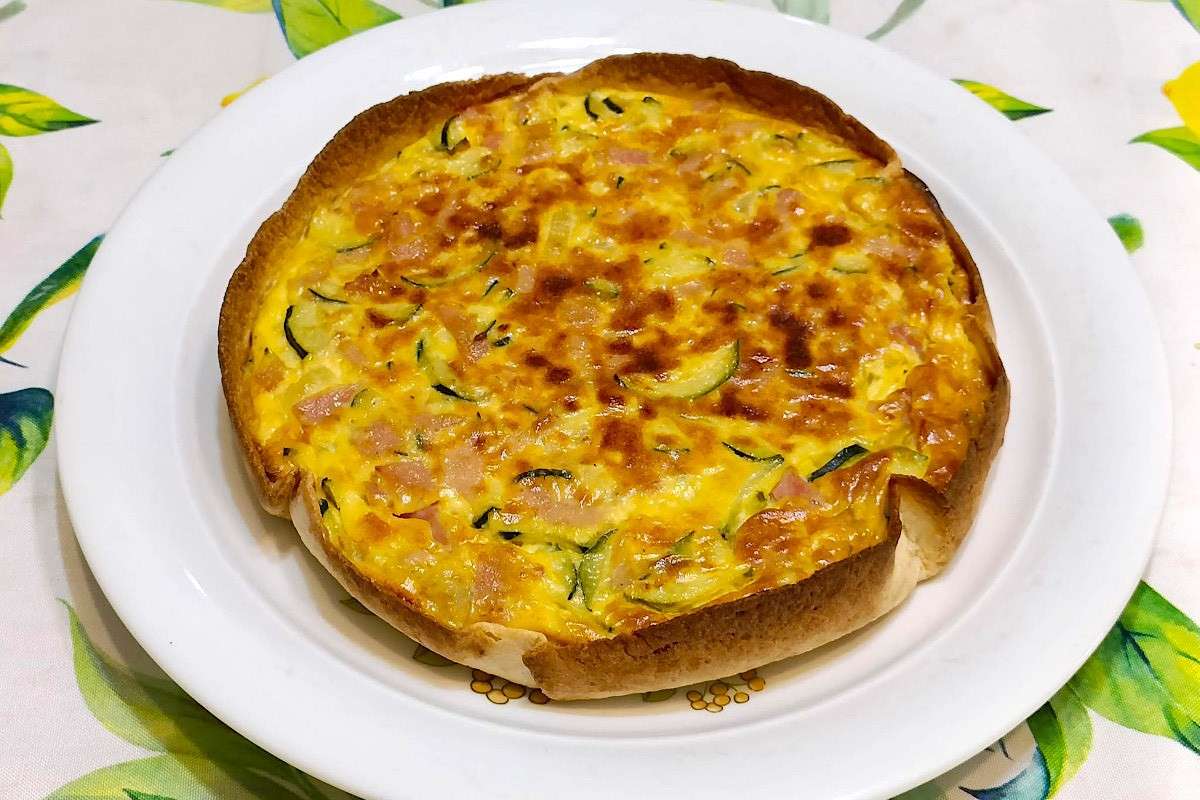 Cosa fare con la piadina che ti avanza? Una torta salata. L’idea salvacena che ti mancava
