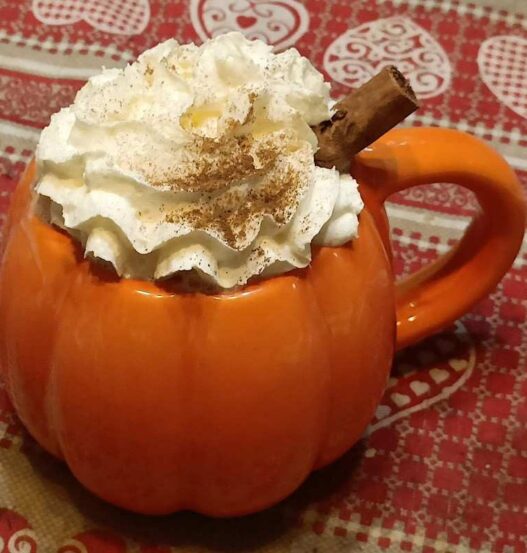 tazza a forma di zucca con panna montata