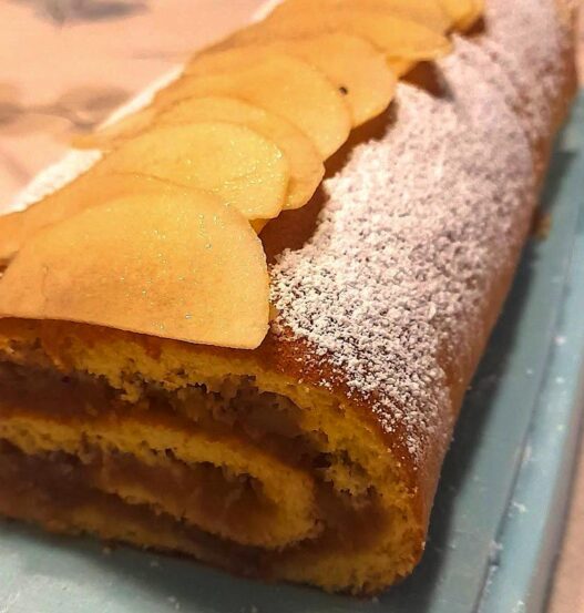 rotolo con fette di mele