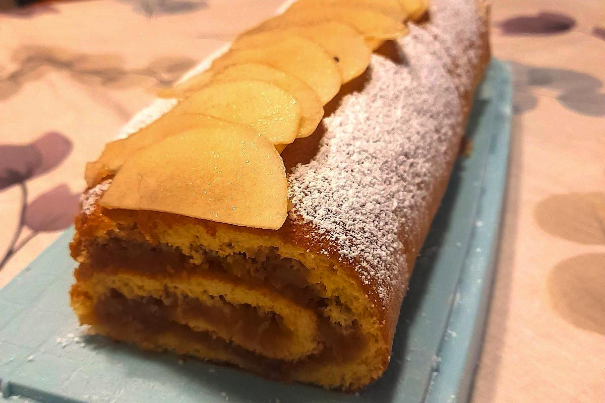 Rotolo di pasta biscotto con ripieno speziato: quando le mele incontrano la magia della cannella