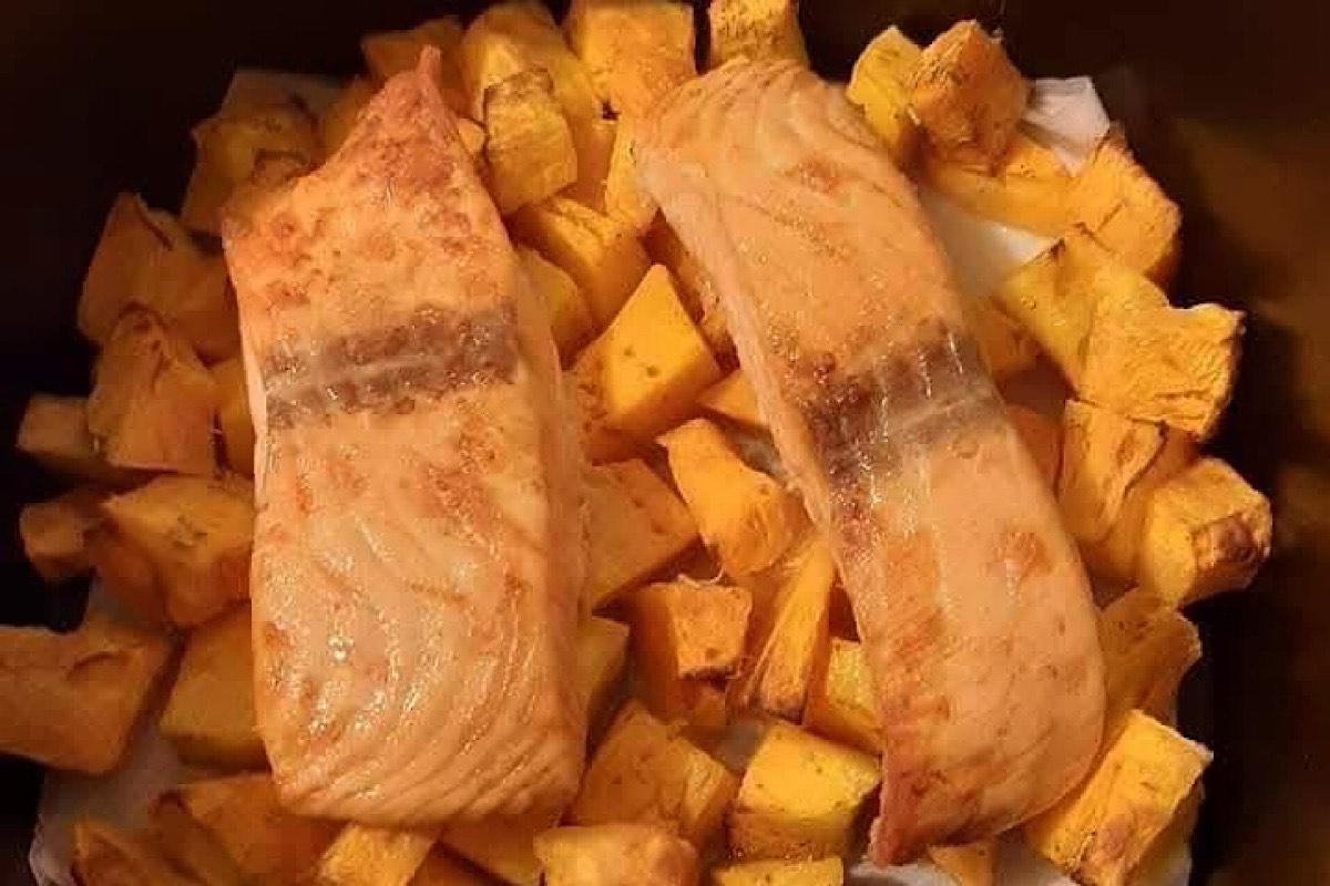 Il light che ci piace: tranci di salmone con zucca in friggitrice ad aria