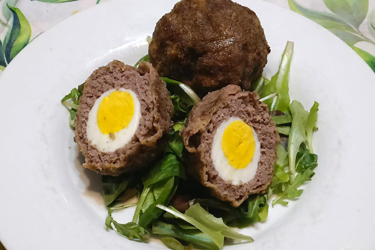 Scopri le scotch eggs, le polpette che nascondono una sorpresa