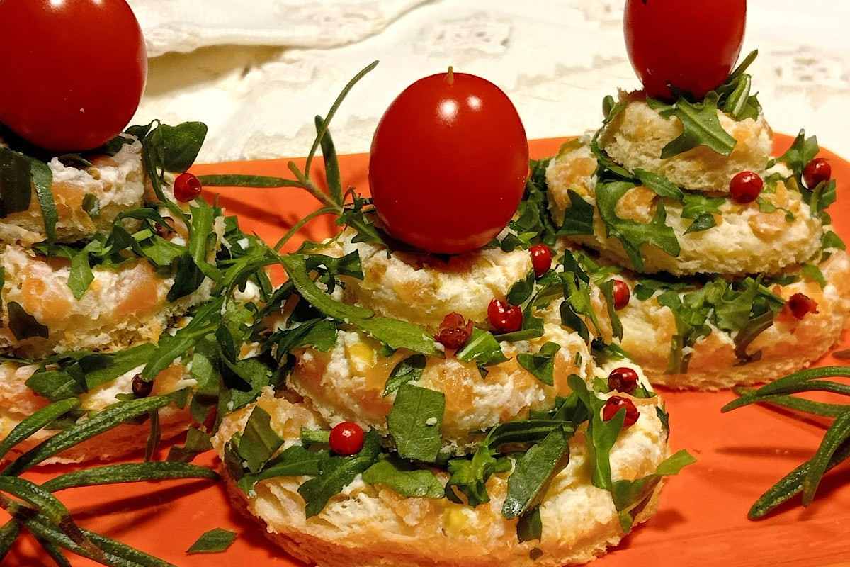 Stupisci i tuoi ospiti: con 6 fette di pancarré ecco gli alberelli festosi con salmone e crema ai formaggi