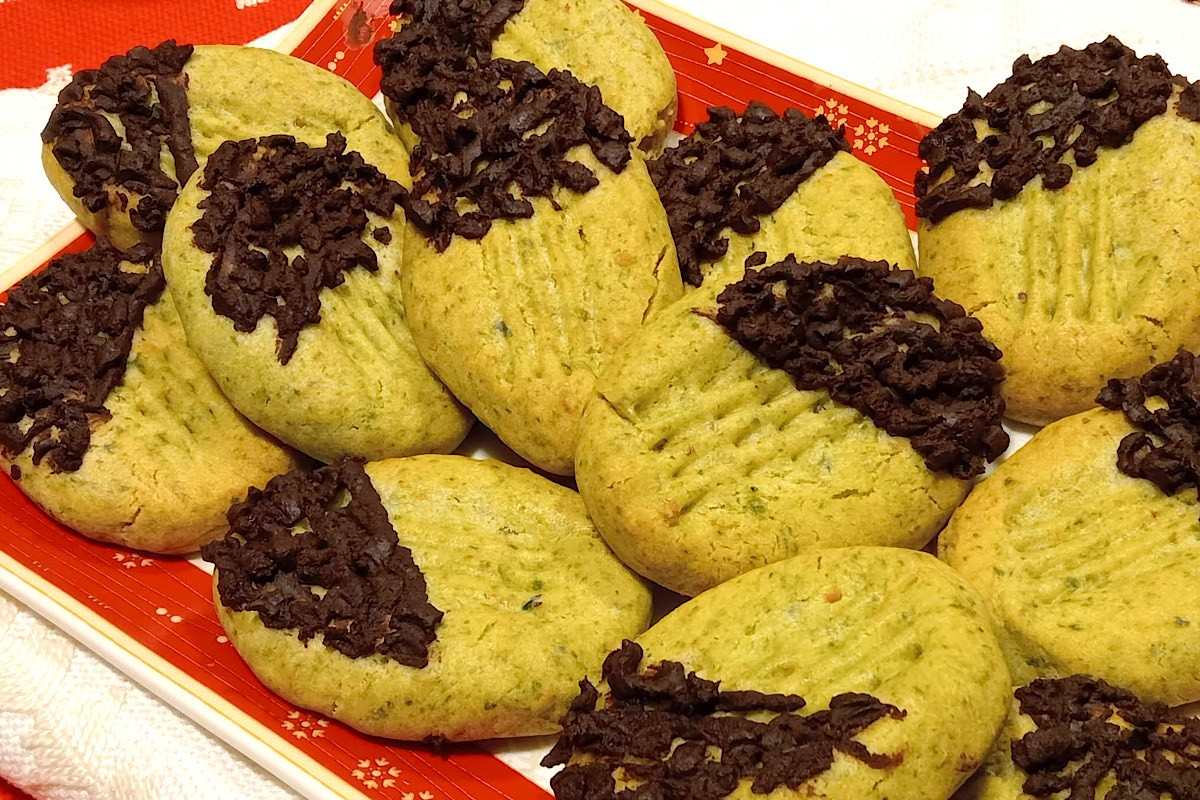 I biscotti che non devono mai mancare in casa: con goloso cioccolato e al sapore di pistacchio