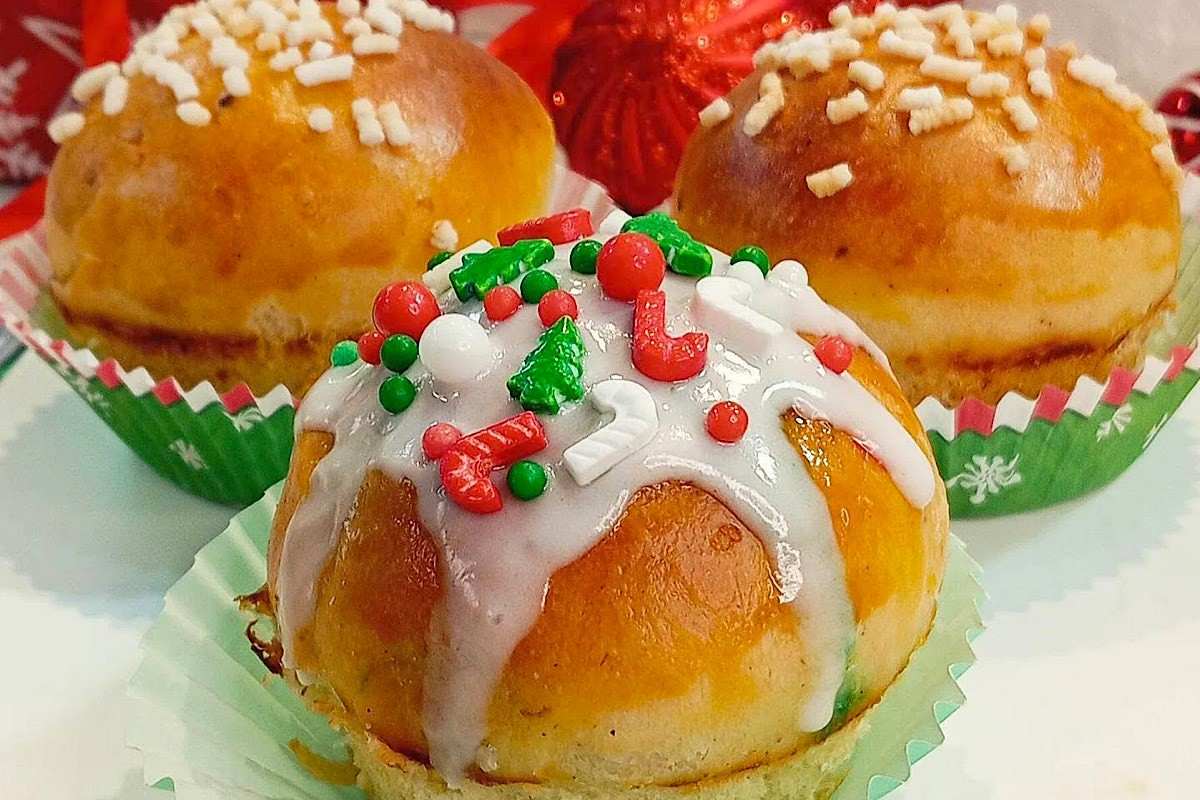 Fare colazione sarà più divertente con le brioche natalizie: soffici e colorate, con ripieno goloso