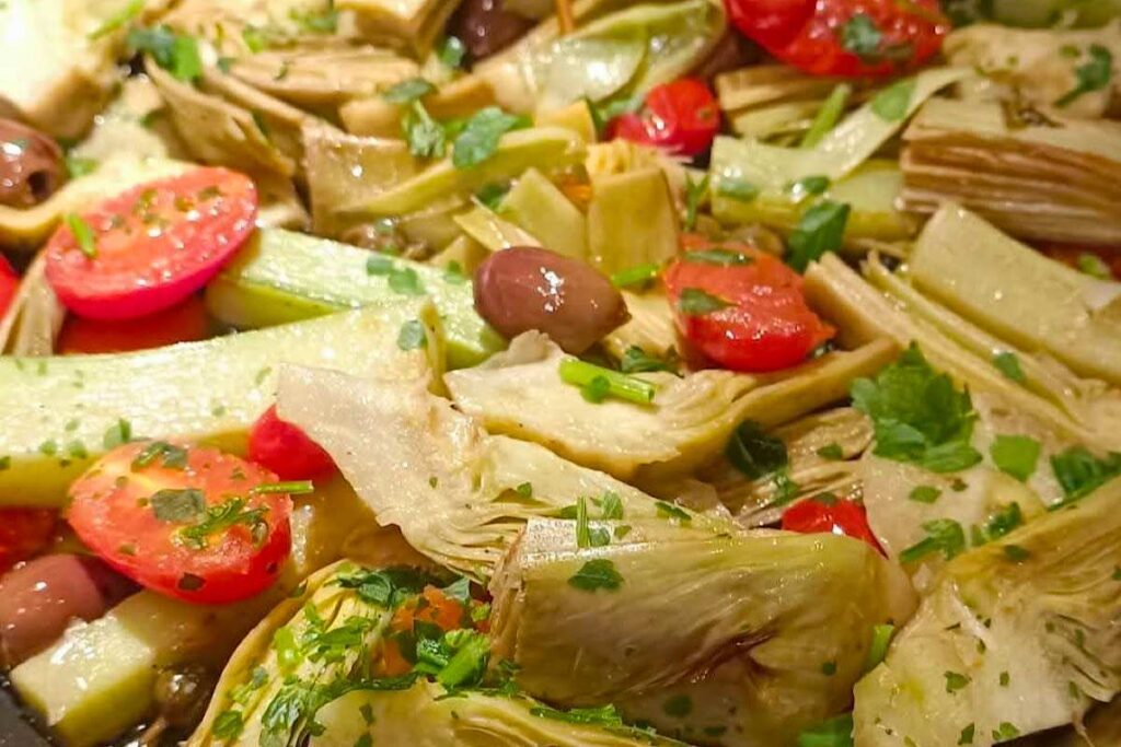 carciofi a fette con olive e pomodori