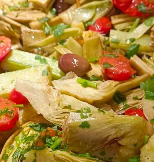 carciofi a fette con olive e pomodori