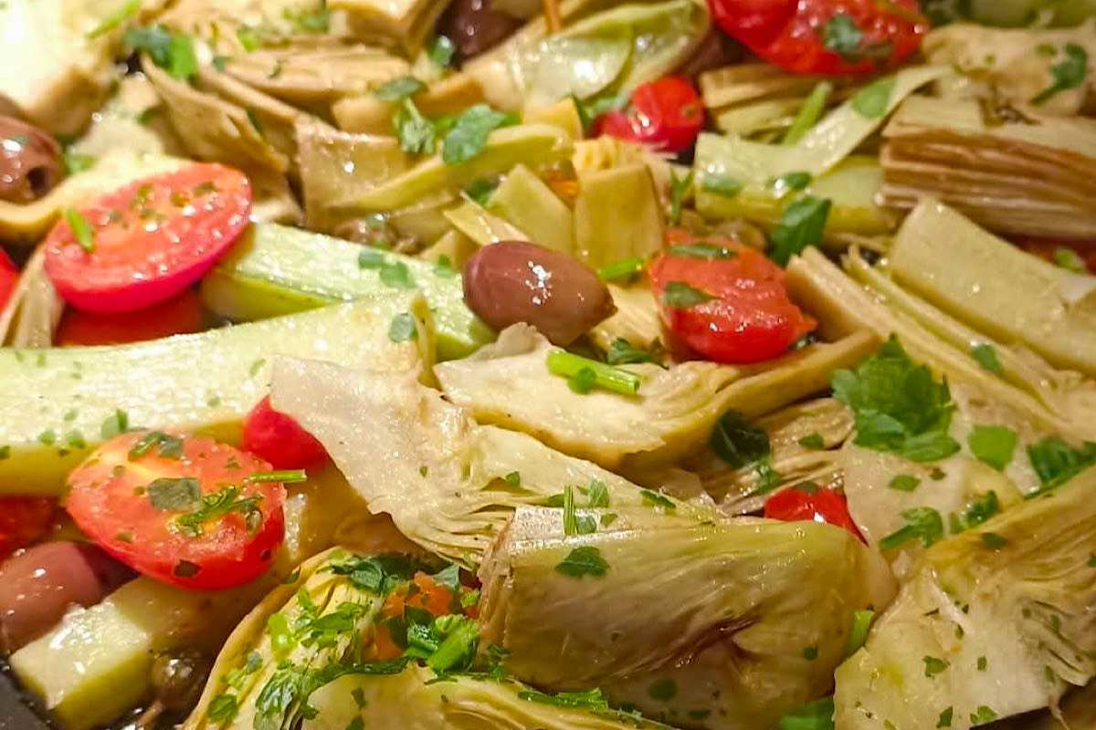 I carciofi come non li hai mai mangiati: alla pizzaiola e più saporiti che mai grazie alla colatura di alici
