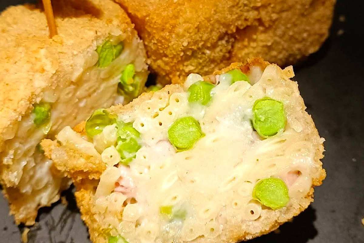 Lo street food napoletano da urlo: le frittatine di pasta. Il ripieno cremoso è incomparabile