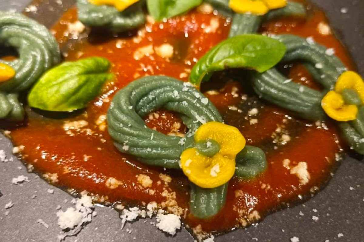 Ghirlande di Natale al pomodoro: la pasta che sembra un’opera d’arte