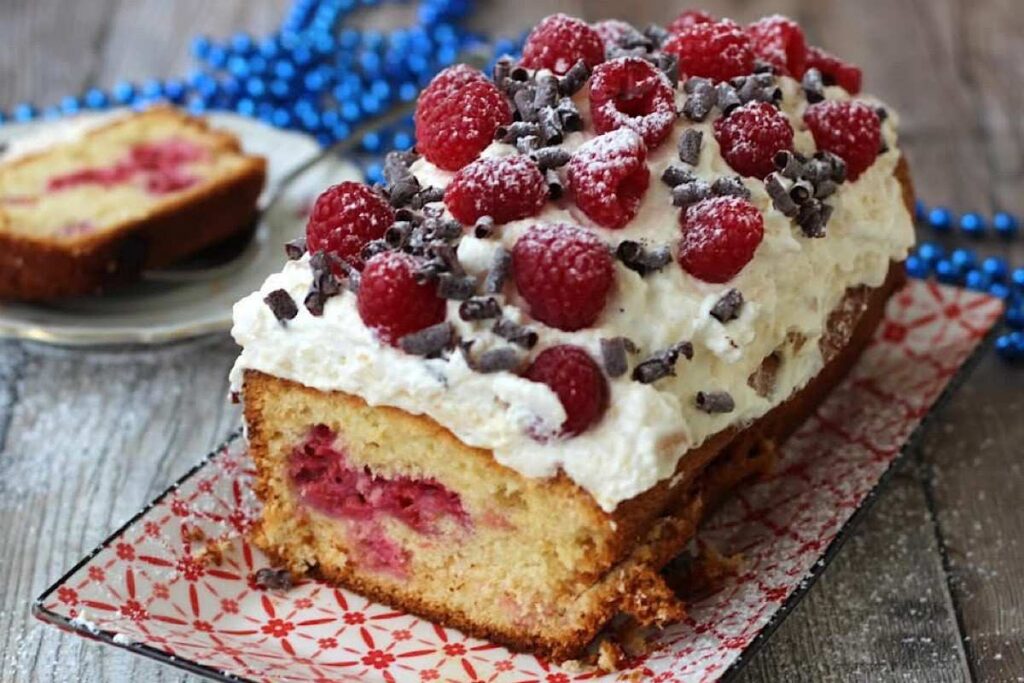 plumcake coperto di crema con lamponi