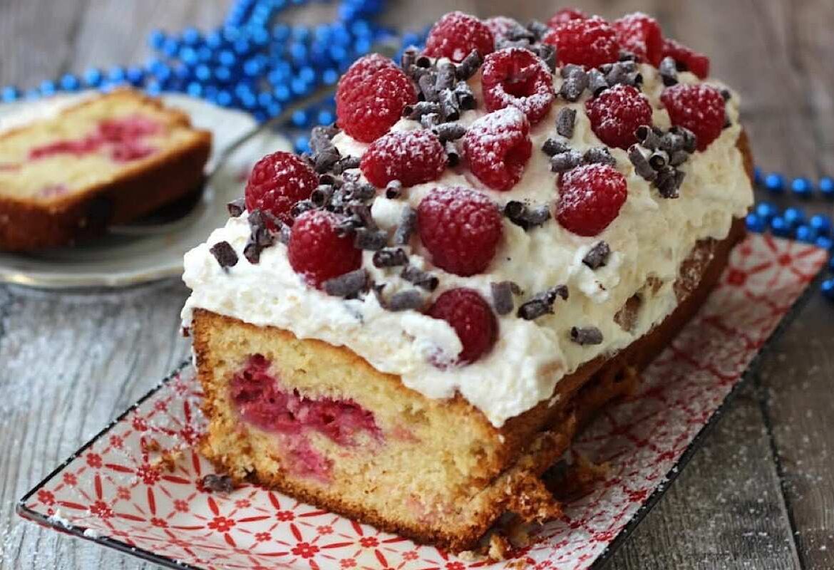 plumcake coperto di crema con lamponi