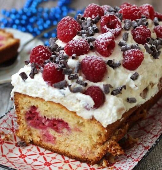 plumcake coperto di crema con lamponi
