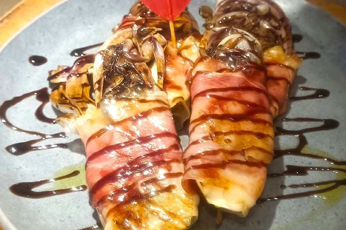 Quando un radicchio incontra due fette di speck nasce un antipasto semplice e goloso