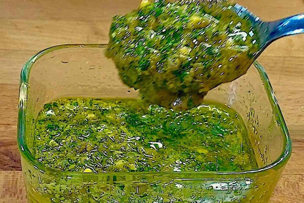 salsa verde con cucchiaio
