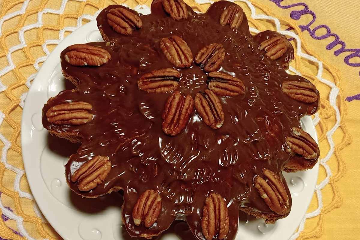 La torta alla banana e noci pecan nasconde un ingrediente segreto: sembra cacao ma è più light