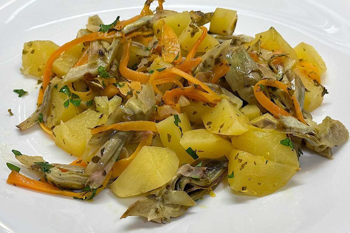 Carciofi, patate e carote: come trasformare un contorno monotono in un piatto da bis