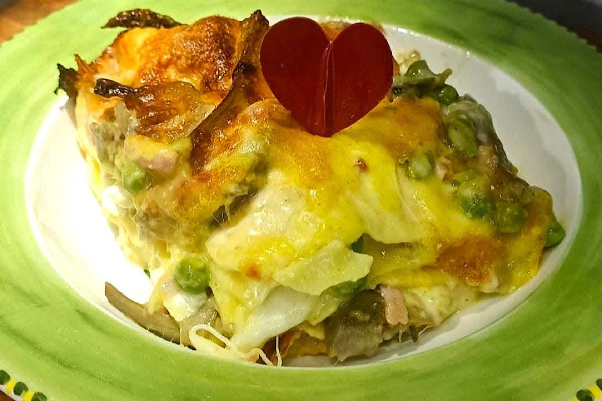 Stanco della solita lasagna? Questa variante bianca con carciofi e asparagi ha una sorpresa in più
