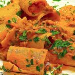 Penne al sugo in friggitrice ad aria: il classico quotidiano diventa croccante e si arricchisce di un cuore filante
