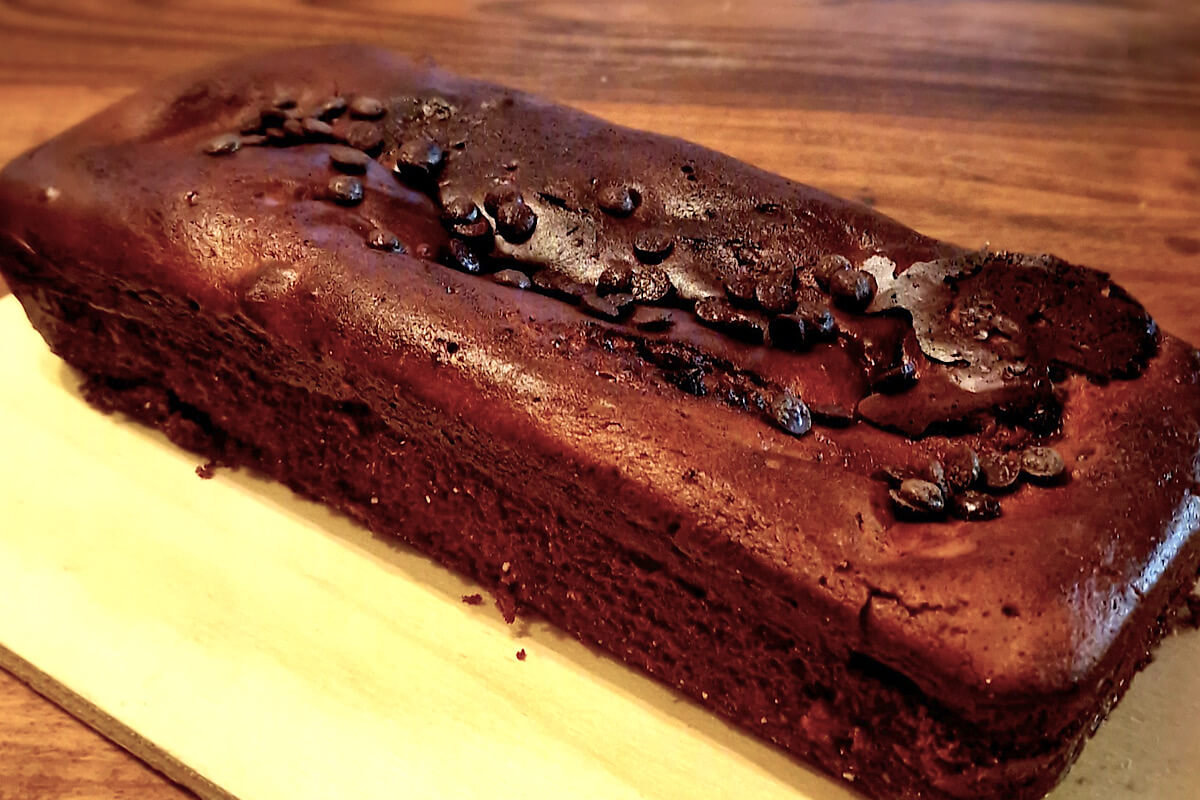 Colazione (o merenda) golosa ma fit: il plumcake proteico al cacao, senza zucchero che si cuoce in friggitrice ad aria