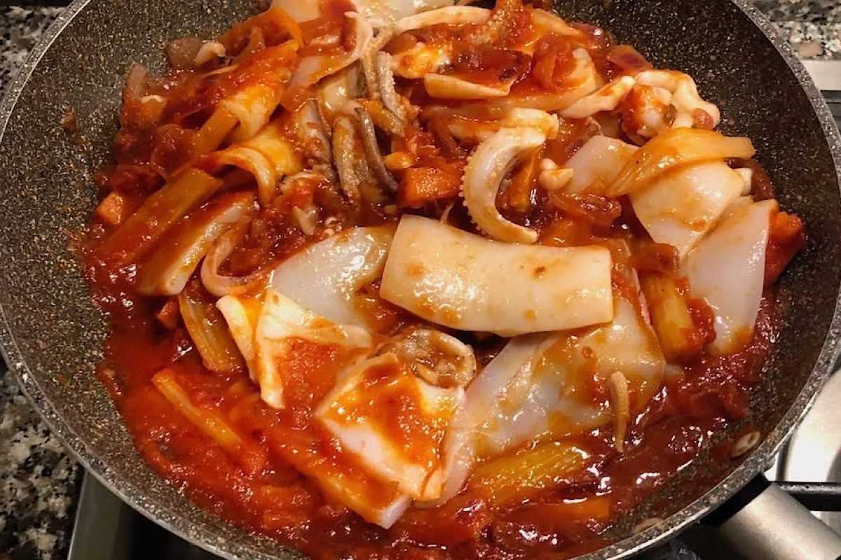 L’incontro del mare e della terra sulla tavola: guazzetto di calamari con verdure
