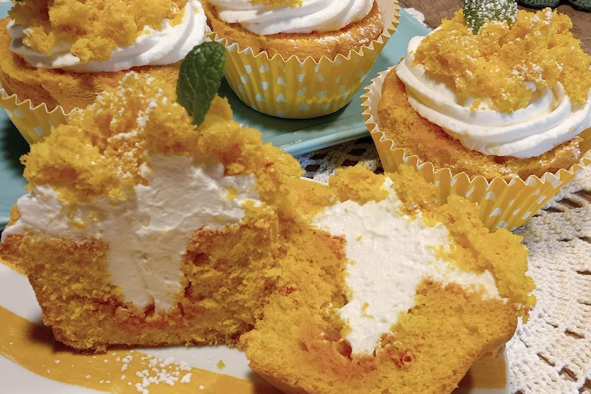 La torta si fa mini: muffin mimosa, ancora più irresistibili per le occasioni speciali