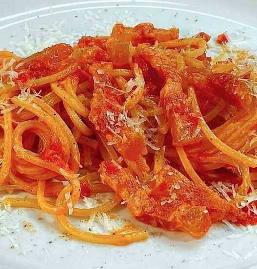 spaghetti con pomodoro e pancetta