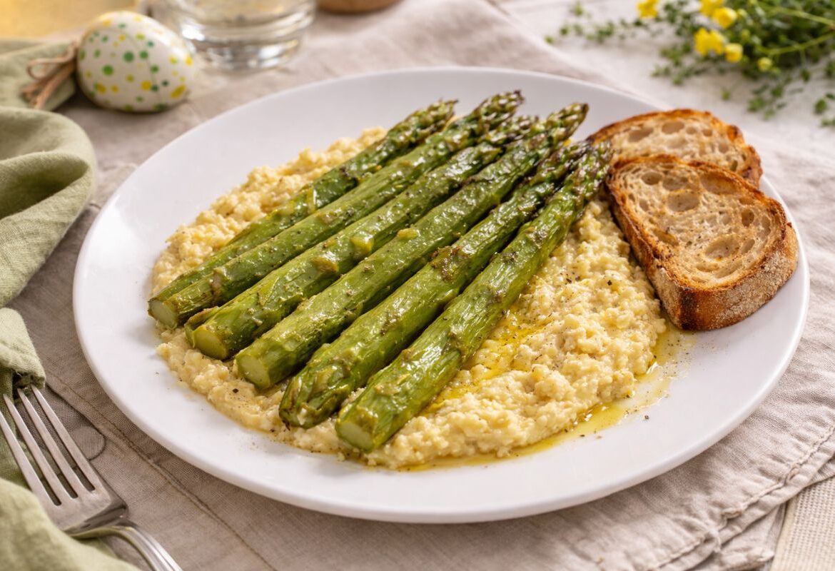 Asparagi nel microonde con salsa all'uovo
