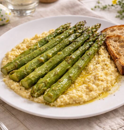 Asparagi nel microonde con salsa all'uovo