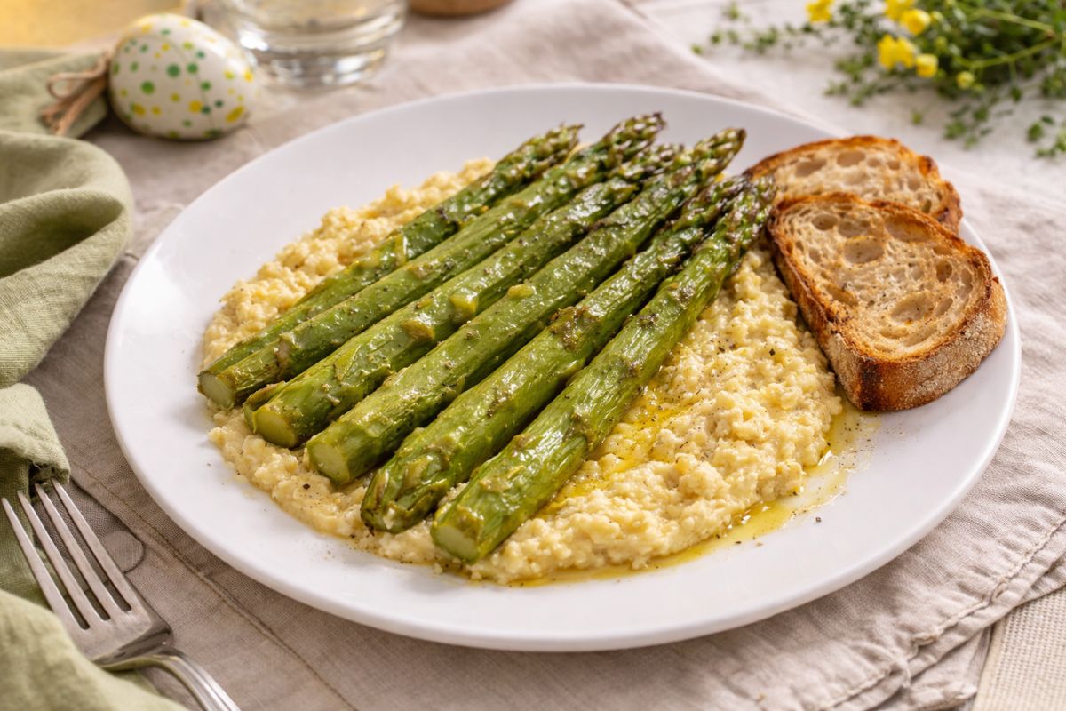 L’antipasto di Pasqua? Puoi farlo al microonde: asparagi accompagnati da una delicata salsa all’uovo