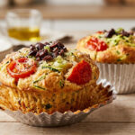 Light e gustosa, è la pizza mugcake al microonde: l’idea da provare subito (ricetta proteica!)