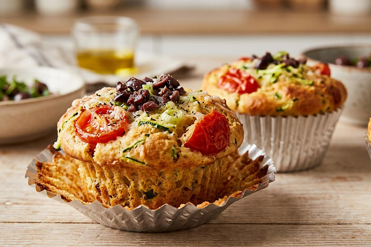 Muffin salati allo yogurt greco: la ricetta soffice e veloce, cotta al microonde, che salva ogni aperitivo