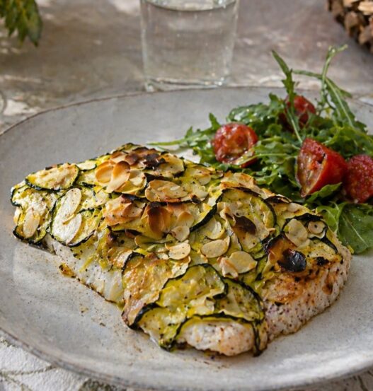 Filetti di pesce persico in crosta con zucchine e mandorle
