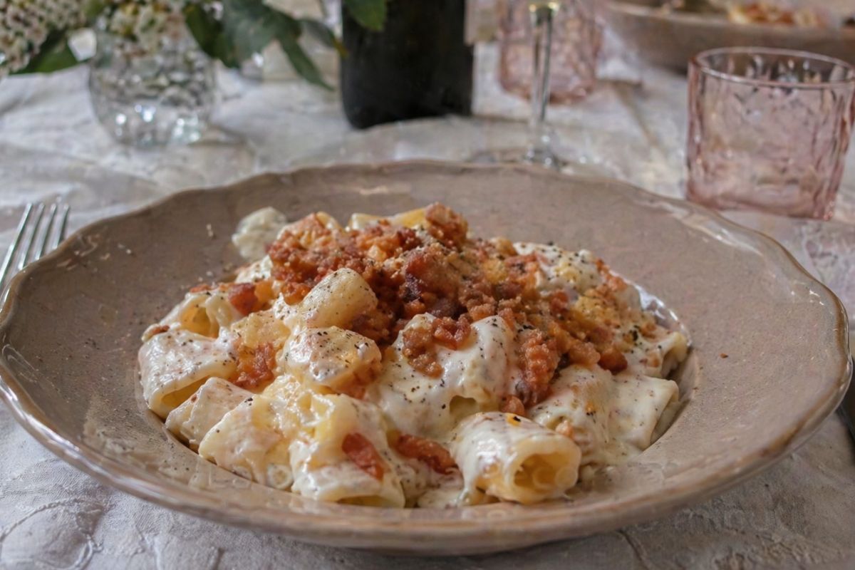 Ci vogliono poco più di 10 minuti per questa pasta alla pecorara spaziale: cremosa e croccante con il guanciale